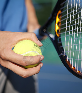 网球运动员手拿网球准备击球图片