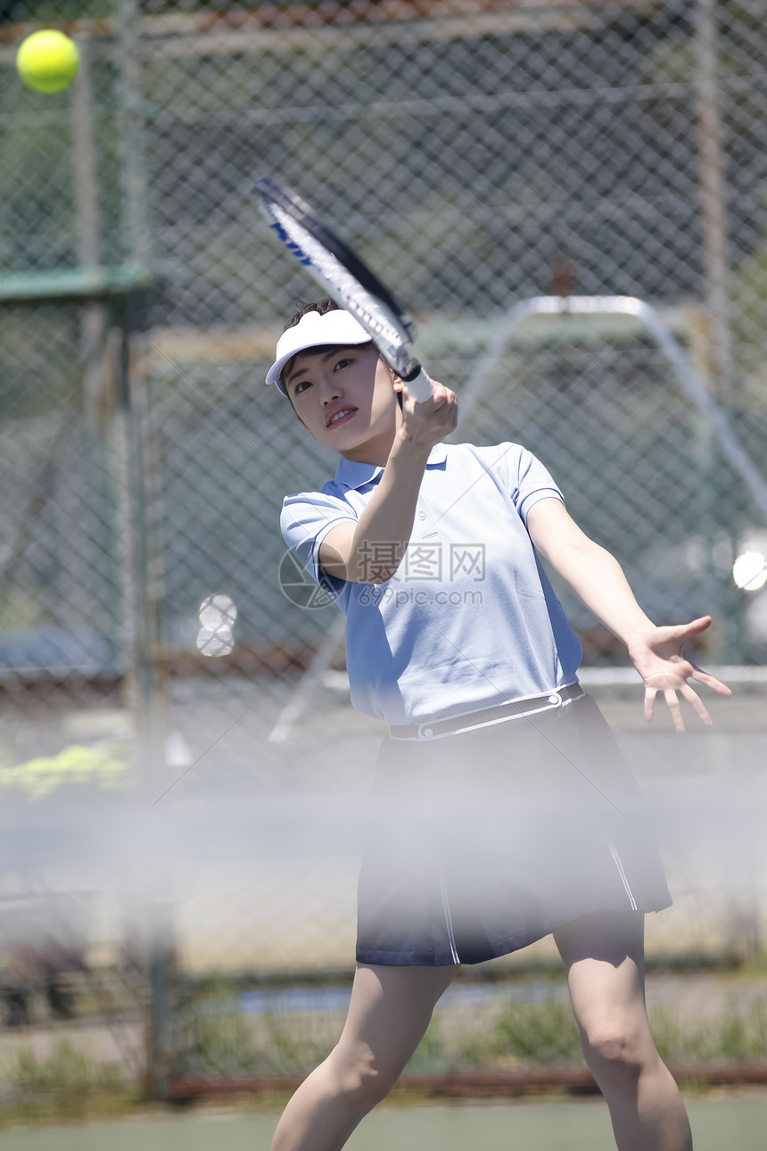 户外网球场训练的网球选手图片