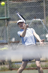户外网球场训练的网球选手图片
