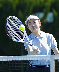 在网球场上打网球的女生图片