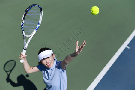 户外网球场训练的选手图片