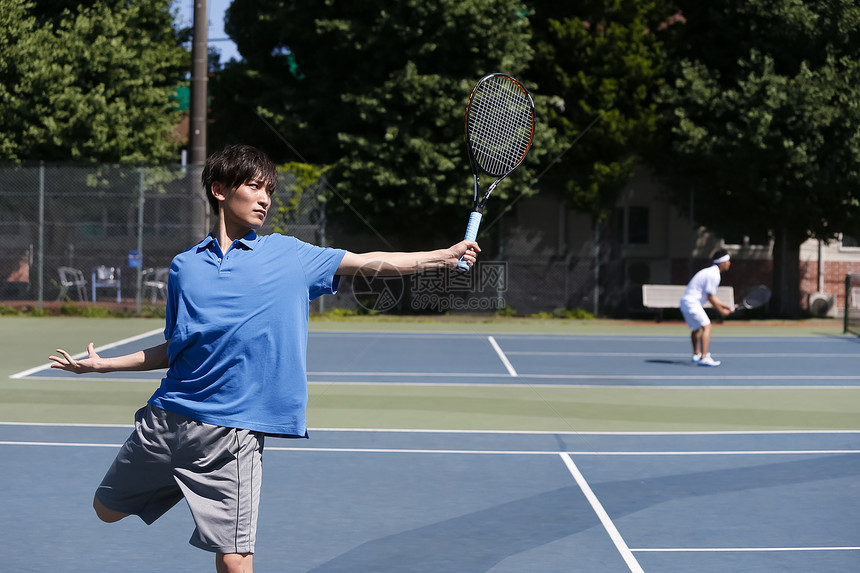 网球俱乐部挥舞球拍的成年男性图片