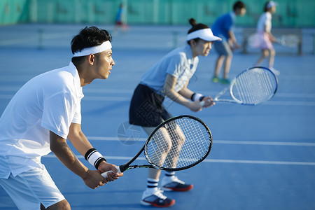课程提前准备比赛男子和女子打网球双打高清图片