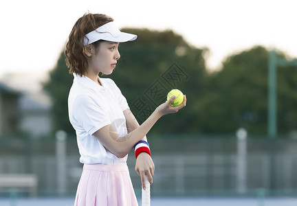 职业网球选手白天网球场的女人图片