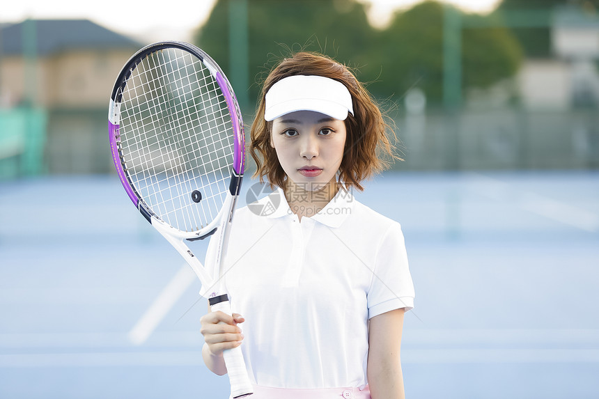 穿着运动装拿着网球拍的女孩图片