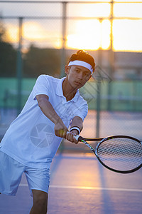 室外打网球的网球选手图片