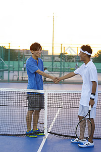 网球场握手的青年男性图片