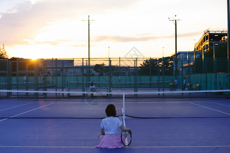 网球选手1个人一人网球场的女人图片