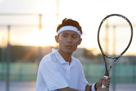 锻炼网球场运动服打网球的人图片