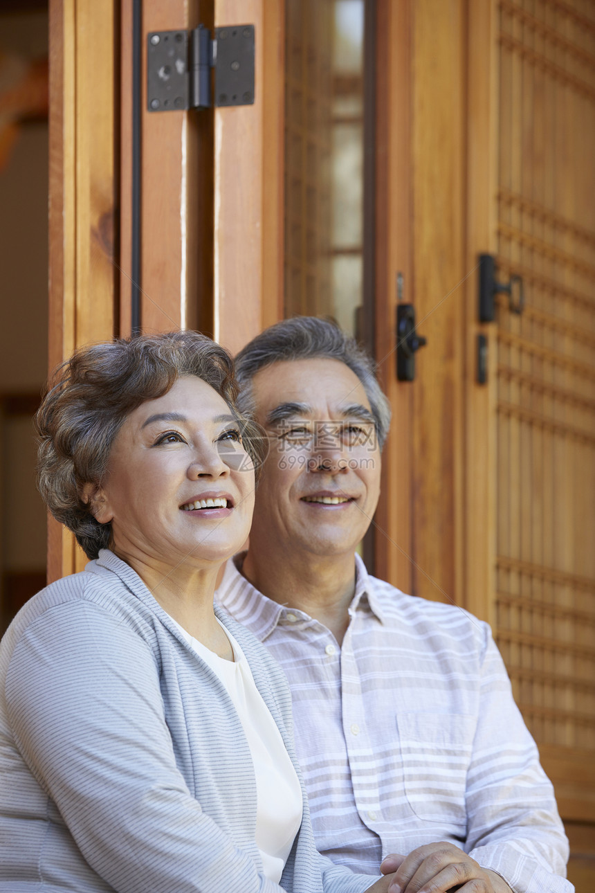 老年夫妇院子里阅读图片