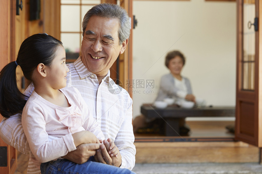 小孩快乐强烈的感情祖父祖母孙女图片