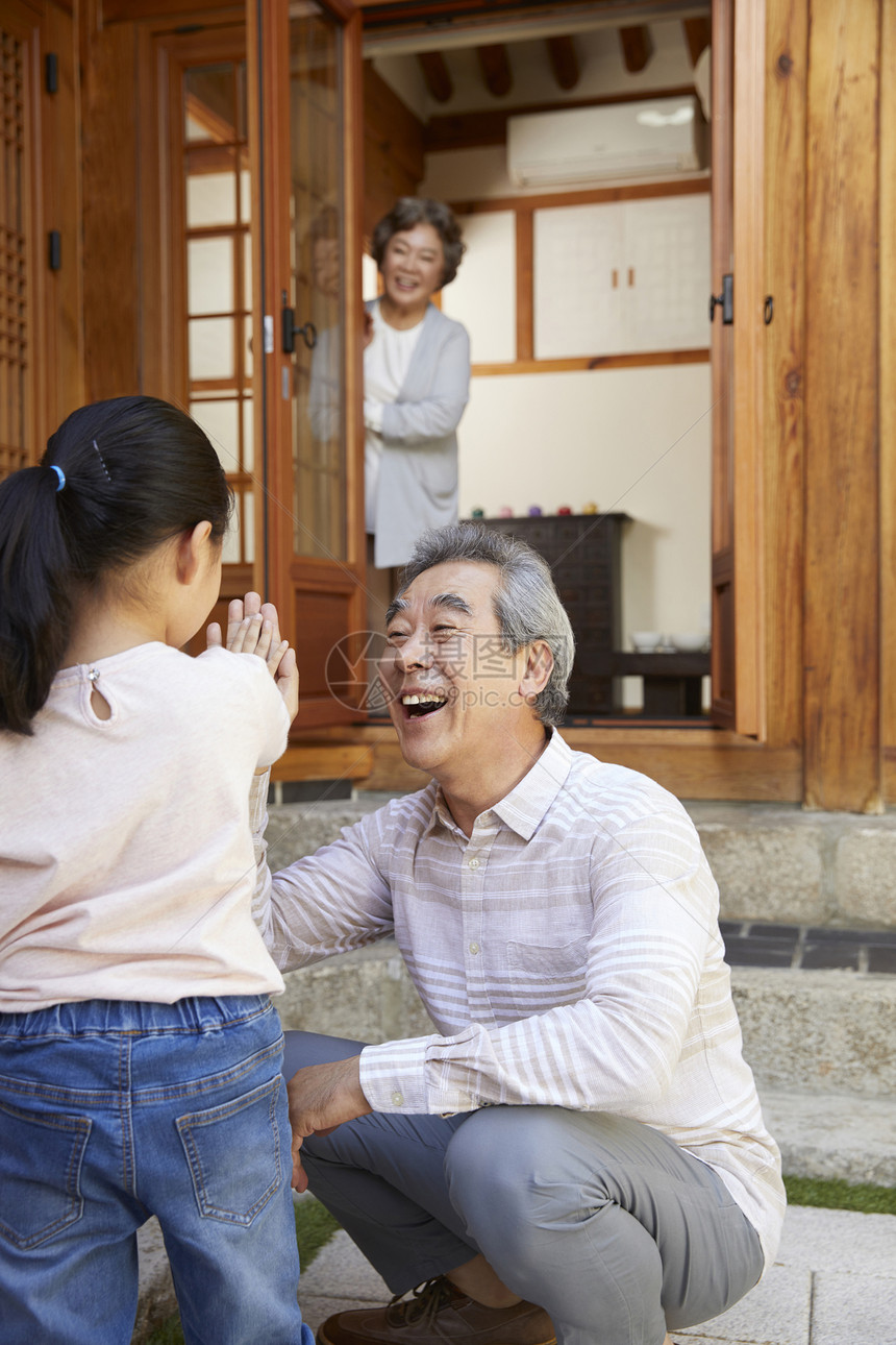 汉诺克户外的休息祖父祖母孙女图片