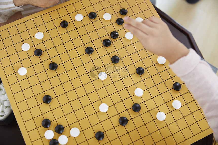 爷孙女下围棋图片