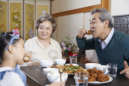 祖孙三人一起吃饭图片