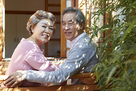 幸福的老年夫妇喝茶图片
