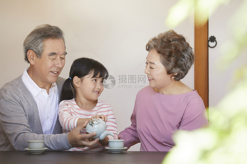 恩爱的老年夫妇和孙女喝茶图片