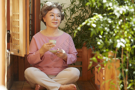 选择聚焦韩国人微笑祖母背景图片