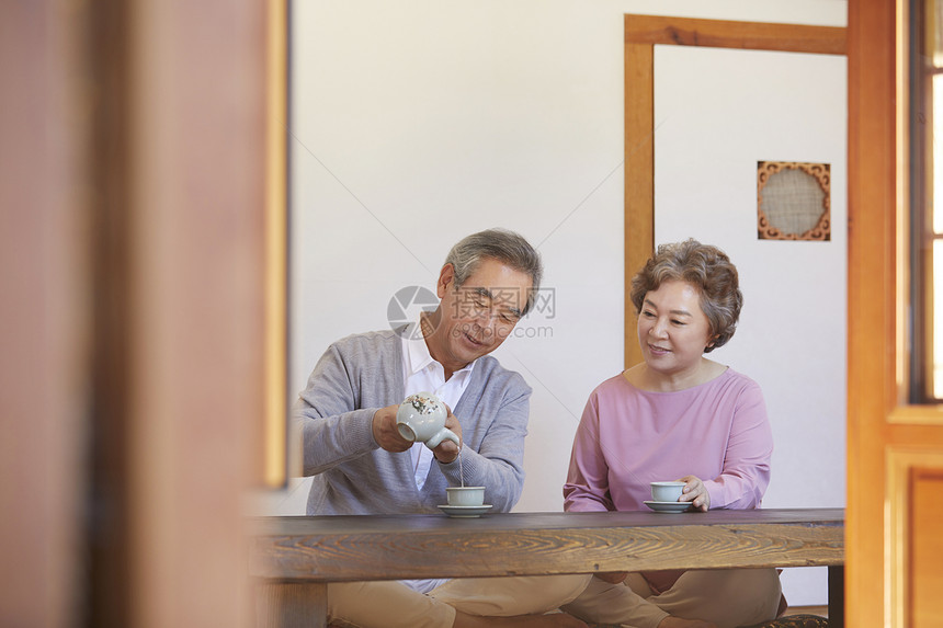 老年夫妇喝茶图片