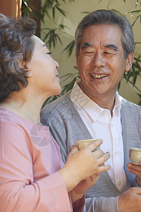 坐着喝茶的夫妻二人背景图片
