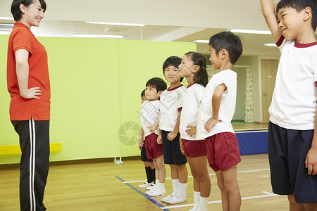 幼儿园的孩子男孩们指导体操课教学图片