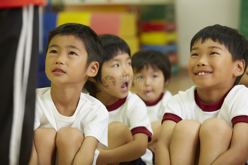 男孩指示指导员孩子们在体育课教学教学故事图片