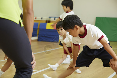 小学生教练室内体操课堂教学儿童准备练习图片