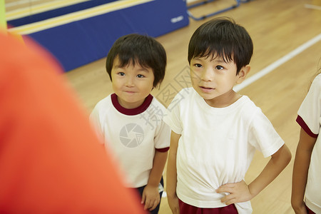 室内体育馆穿着运动服装的孩子们图片