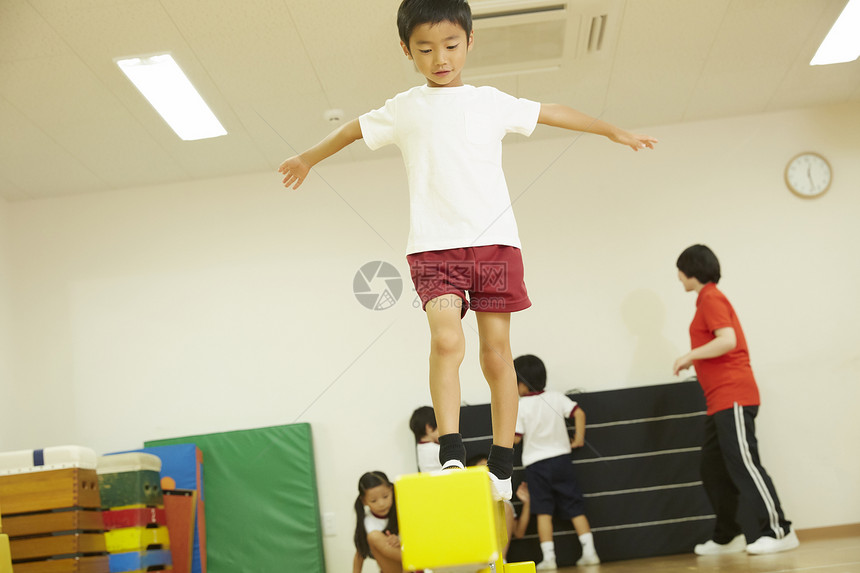 站在平衡木上的小男孩图片