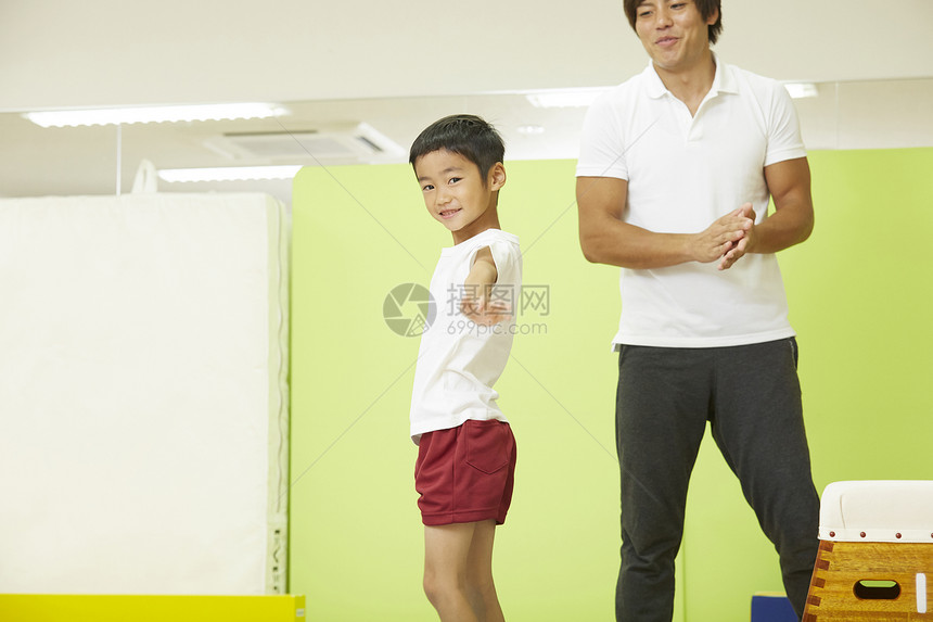 体操教室练习的小男孩图片