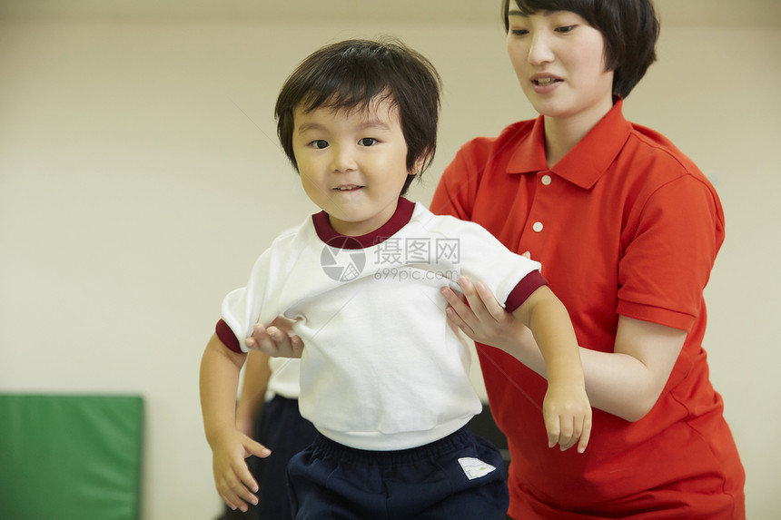 体操教室指导姿势儿童的教练图片