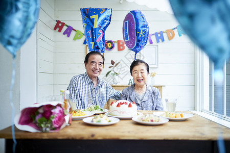 老夫妇开心的庆祝周年纪念日图片