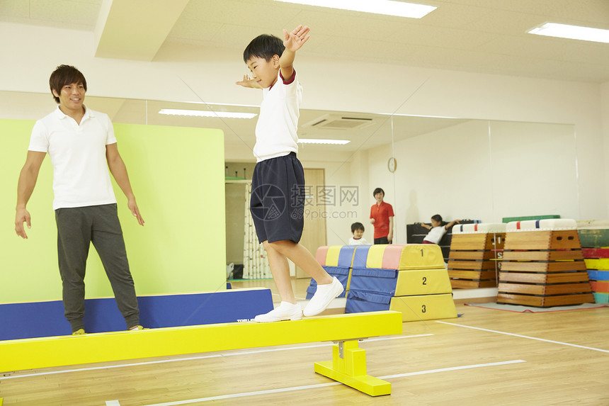 男男人们年轻的女孩体操教室平均平衡孩子图片