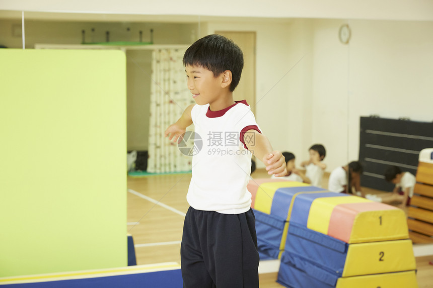 室内幼儿园的孩子教学体操教室平均平衡孩子图片