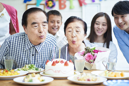 聚会老人长寿三代家庭庆祝图片