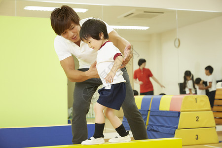 男子孩子气的文稿空间体操教室平均平衡孩子图片
