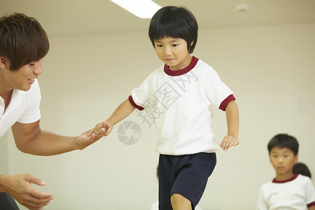 教师运动服装运动体操教室平均平衡孩子图片