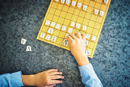 棋盘上对弈比赛的人图片