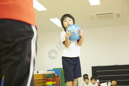 抱着球的小男孩图片