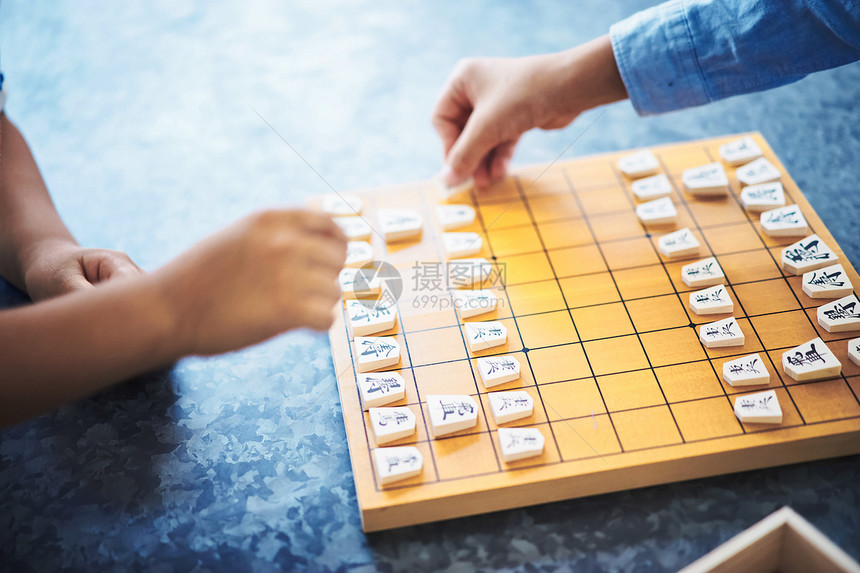 下日式象棋手部特写图片