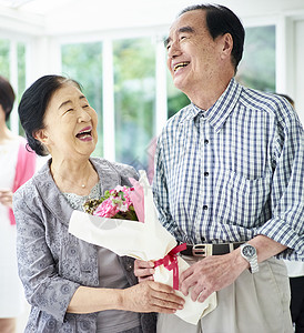 恭喜父母身份节日的老夫妇的庆祝活动图片