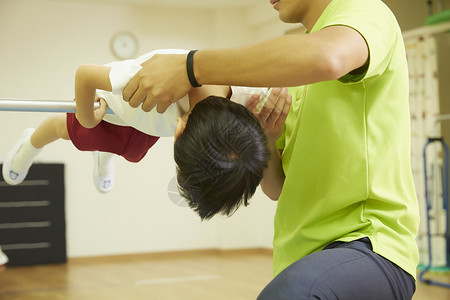 小孩运动男子体操类铁棒孩子图片