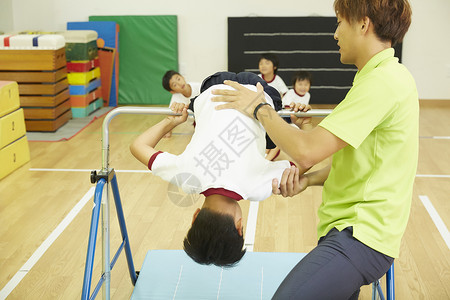 男人们训练人物体操类铁棒孩子图片
