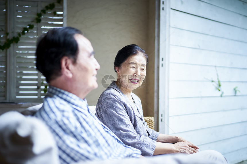 椅子70几岁男老年夫妇图片