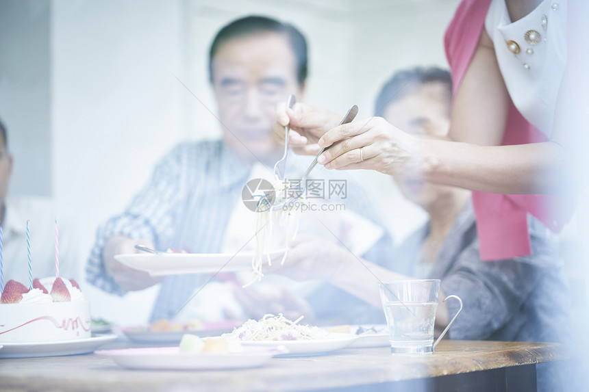 女士人物朋友三代家庭庆祝图片