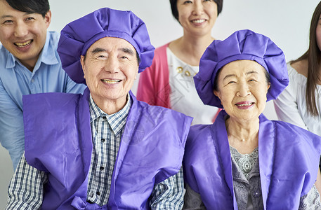 庆祝节日活动的老夫妻图片