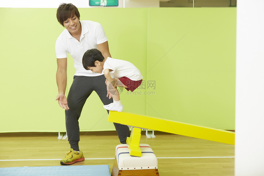 正在进行体操训练的小朋友图片