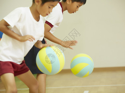 体操服体力附加体操课孩子练习穿上球图片