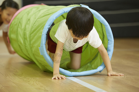 幼儿爬行游戏体操课堂练习通过培训高清图片