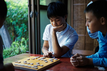 人类教室学校一个学习将棋的男孩图片