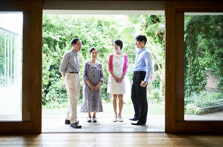 四个人户外人类一个家庭在客厅里图片